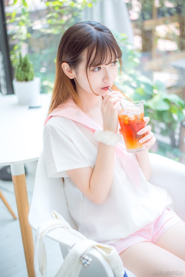 因为陌生，所以勇敢，因为距离，所以美丽。